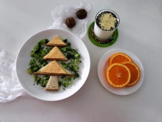 营养早餐1209之圣诞树,纯牛奶加热，装杯，洒上黑芝麻和小麦胚芽，丰富而不失营养的早餐就做好了。 用行动带动更多的人关注营养关注健康！