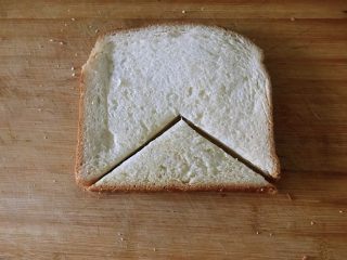 营养早餐1209之圣诞树,吐司面包一片，用刀切成三角形。