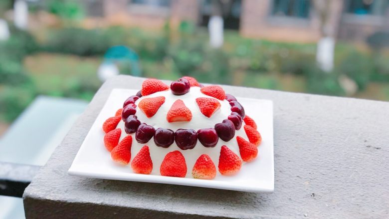 草莓季的惊喜——草莓炸弹蛋糕,成品图