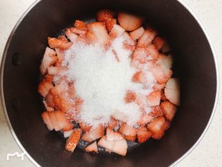 草莓季的惊喜——草莓炸弹蛋糕,130g草莓（1）切碎，加50g糖（1）一起加热至糖化，草莓变软，用微波炉叮也可以，但注意不要让草莓糖汁沸腾
