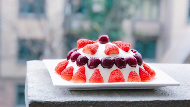 草莓季的惊喜——草莓炸弹蛋糕,贴上草莓、车厘子或蓝莓等水果做装饰