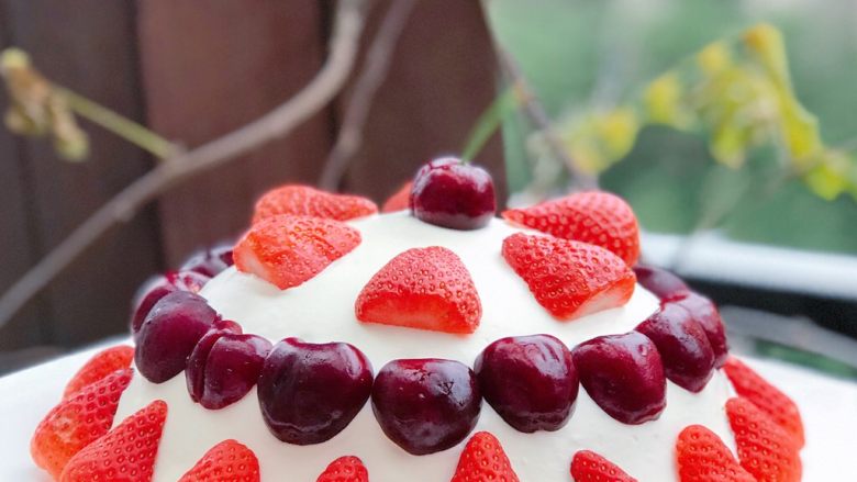 草莓季的惊喜——草莓炸弹蛋糕,成品图