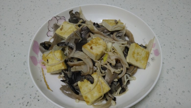 豆腐炒平菇、金针菇