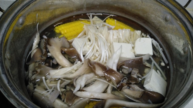 豆腐炒平菇、金针菇,锅中水开后，放入、豆腐、金针菇、平菇焯水30秒。