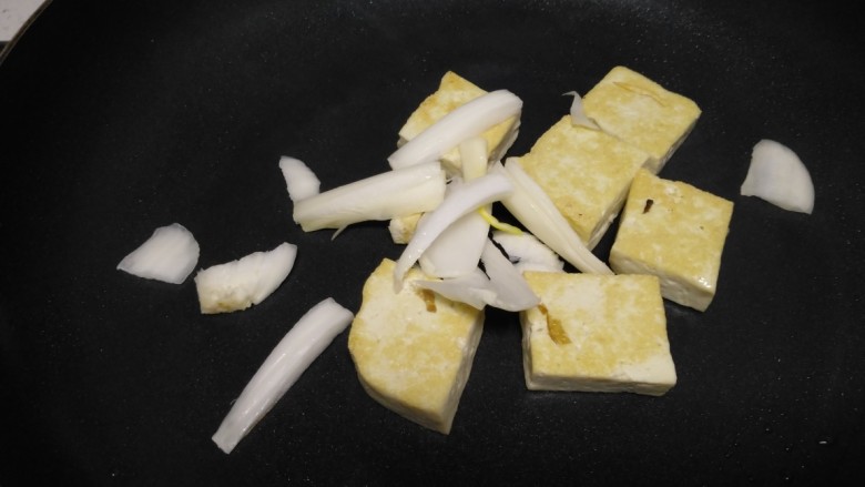 豆腐炒平菇、金针菇,放入大葱炒香。
