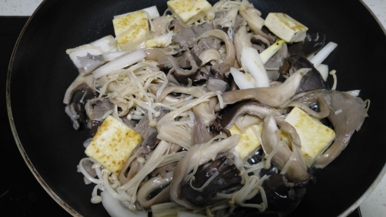 豆腐炒平菇、金针菇,放入平菇、金针菇。