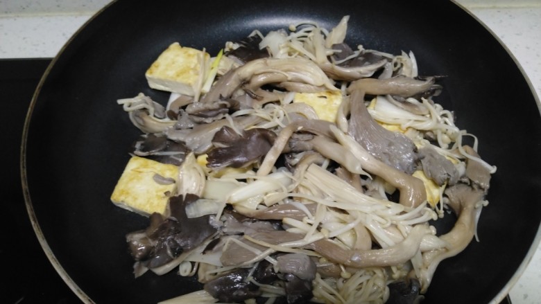 豆腐炒平菇、金针菇,搅拌均匀。