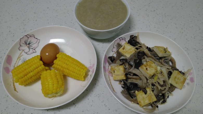 豆腐炒平菇、金针菇,铛铛挡~开吃了。