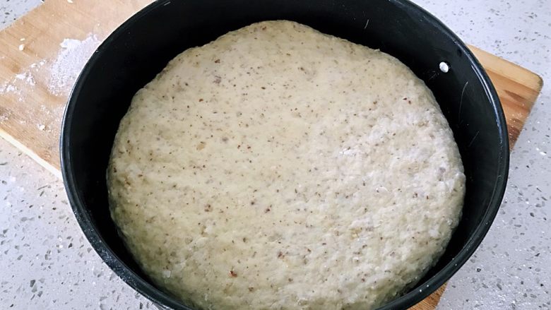 红枣发糕,冬天面团发酵的方法很多，可以是有温水的锅，也可以是电热毯可以是烤箱。