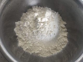 香香脆脆葱花饼,准备好面粉放入盆中。

