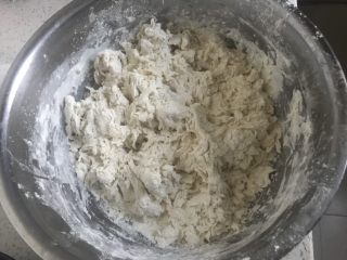 香香脆脆葱花饼,化开的发酵粉睡水倒入面粉中，搅拌均匀。