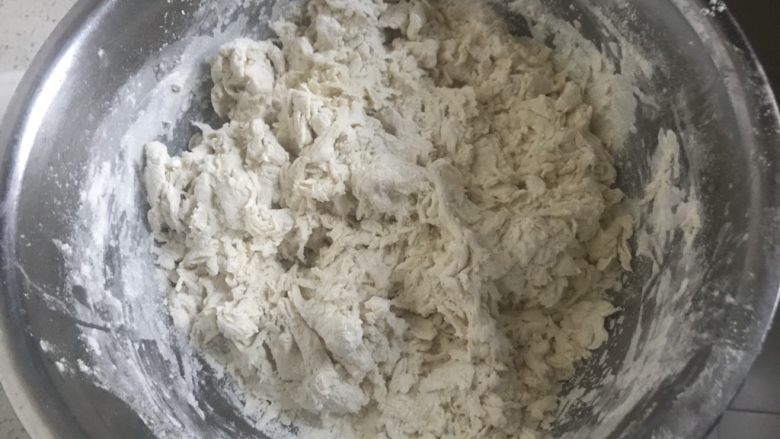 香香脆脆葱花饼,化开的发酵粉睡水倒入面粉中，搅拌均匀。