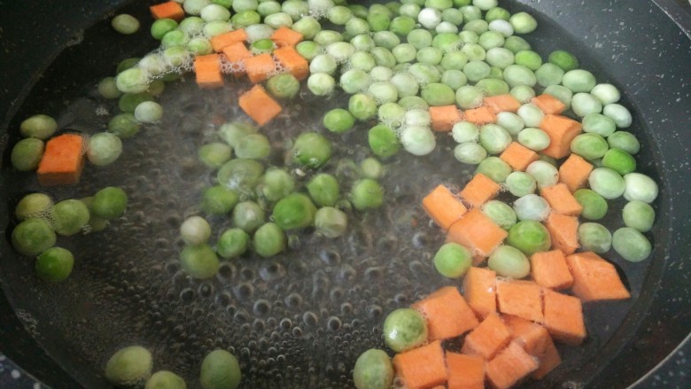 豌豆牛肉粒,开水放入豌豆和胡萝卜丁焯水
锅中加点盐
