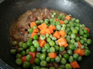 豌豆牛肉粒,再把豌豆和胡萝卜丁放进去，翻炒均匀