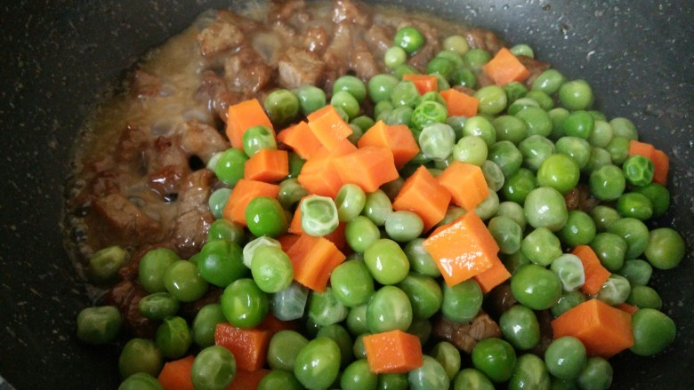 豌豆牛肉粒,再把豌豆和胡萝卜丁放进去，翻炒均匀