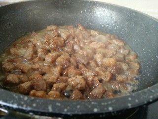 豌豆牛肉粒,再加入适量开水炖煮五分钟到图中状态