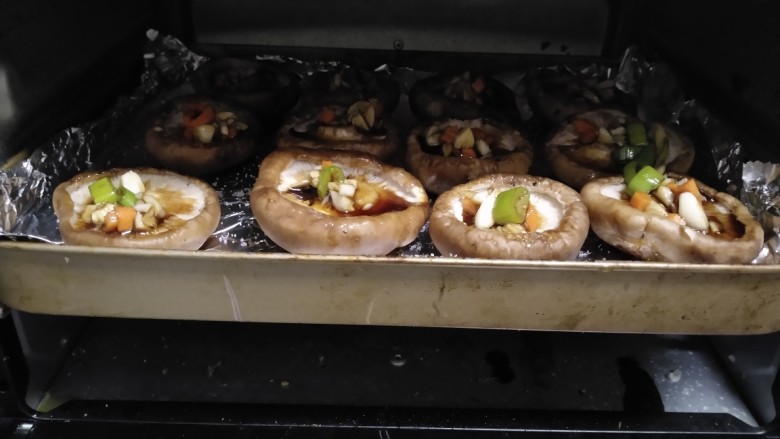 烤香菇,烤箱200度预热5分钟，放入烤盘。