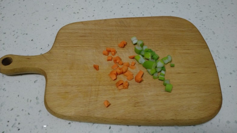 烤香菇,胡萝卜、葱切碎。