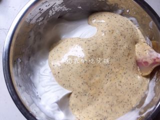 网红的爆浆珍珠蛋糕,翻拌均匀后的蛋黄糊重新、全部倒入蛋白中，再次翻拌均匀。