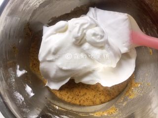 网红的爆浆珍珠蛋糕,打发好的蛋白舀三分之一到蛋黄糊中，翻拌均匀（切不可划圈搅拌，翻拌就是八点钟方向刮刀下去，然后兜底把面糊往上翻……）