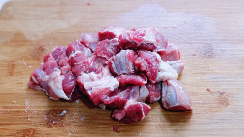 酸汤土豆烩牛肉,干净的牛腱子切小块。(块的大小也可以根据个人喜欢来切)