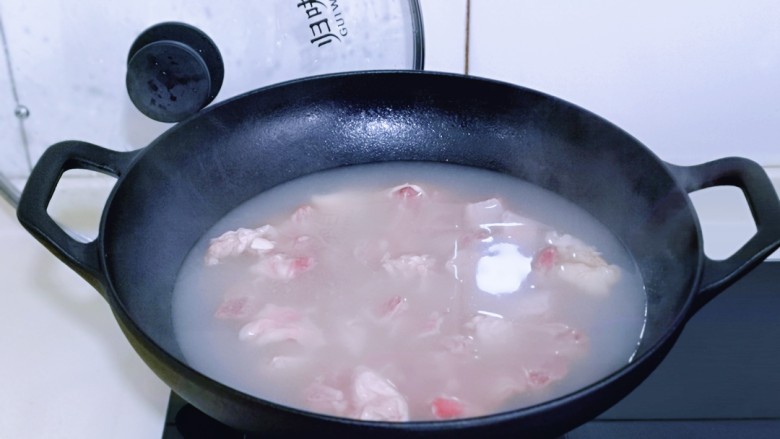 酸汤土豆烩牛肉,将牛肉焯水，冷水入锅，大火烧开，煮2分钟，捞出用温水冲洗，把牛肉上面的杂质冲洗干净。
