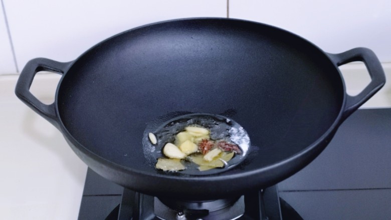 酸汤土豆烩牛肉,起油锅，加入准备好的香料炒香。