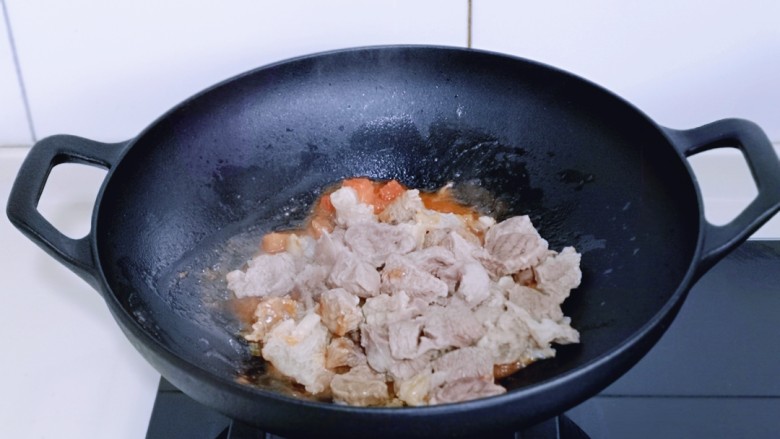 酸汤土豆烩牛肉,再加入焯水的牛肉，翻炒至均匀。(全程小火)