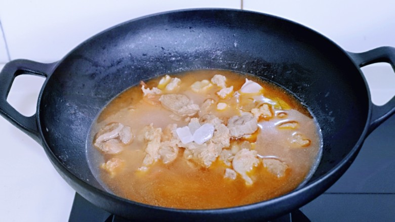 酸汤土豆烩牛肉,再加入纯净水，没过牛肉为佳。(一次性加够水量，中途不要加水哈)