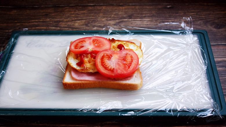 三明治,放入薄薄的番茄片。