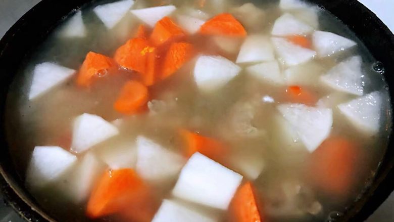 排骨炖萝卜,放入白萝卜块和胡萝卜块大火炖15分钟