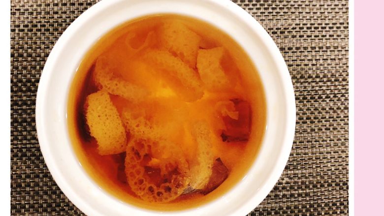 竹荪银耳红枣汤,煮好后老人喝放入2～3滴蜂蜜，宝宝喝放1滴即可！