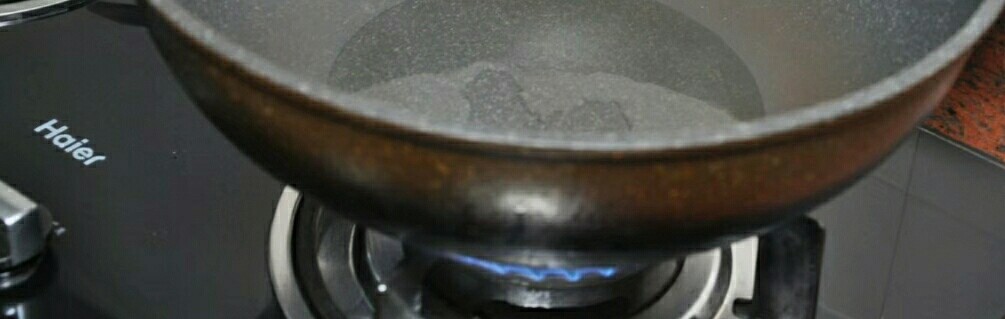 清炒花菜章鱼干,油加热3至4分钟