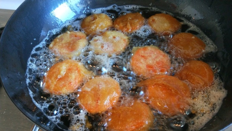 新文美食  炸虾粉胡萝卜脆片,下油锅炸制金黄捞出来。