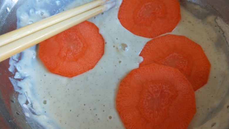 新文美食  炸虾粉胡萝卜脆片,调糊的水不要调的太稀，胡萝卜挂满足够的炸虾粉糊什么都不用加了，里面有盐，有味儿。