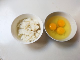糖桂花酒酿蛋花,准备半碗酒酿，三个鸡蛋打入碗中