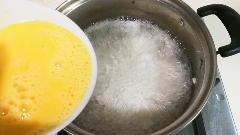 糖桂花酒酿蛋花,将蛋液慢慢淋入锅中