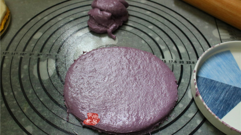 健康三色发糕,紫色面皮一样擀薄，剩余的面团揪成一团，擀薄循环再用。