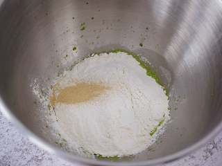 菠菜排包,把材料除了黄油外全放入厨师机中，启动1档慢速揉成团，再转3档快速揉成光滑的面团