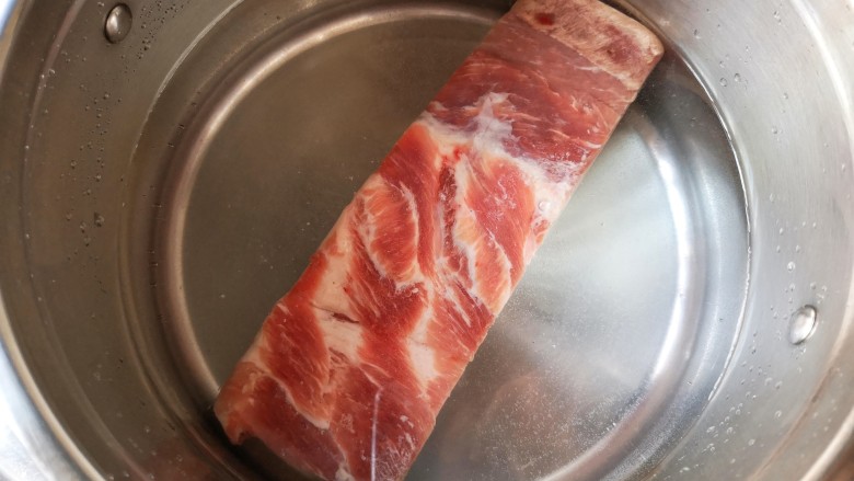 东坡肉,将肉洗净，锅中凉水，把肉放进去加热煮10分钟。