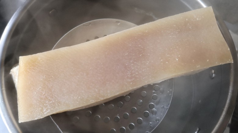 东坡肉,捞出来沥水控干。切成边长约5厘米的正方形的大肉块。（注意顺序，是先煮后切）。