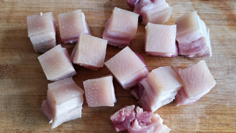 东坡肉,切成边长约5厘米的正方形的大肉块。（注意顺序，是先煮后切）。
