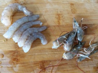 超级鲜美的海鲜粥,虾去虾线，去头，头不要扔了，一会儿还要用