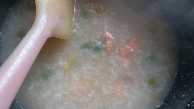 超级鲜美的海鲜粥,最后加入虾仁煮熟后，加入适量盐调味