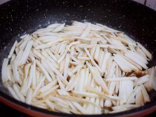 炒杏鲍菇,锅中倒入适量的清水烧开后，放入杏鲍菇