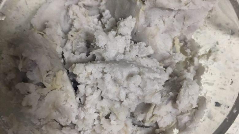 芋泥蛋卷,1️⃣ 芋头洗净切块，蒸熟，压成泥状。加入适量牛奶搅拌成可涂抹的光滑的状态。
