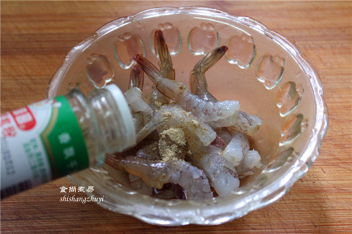 凤尾虾球,将处理好的虾仁冲洗干净，沥干水后调入盐、胡椒粉、搅拌均匀，腌制一会儿。