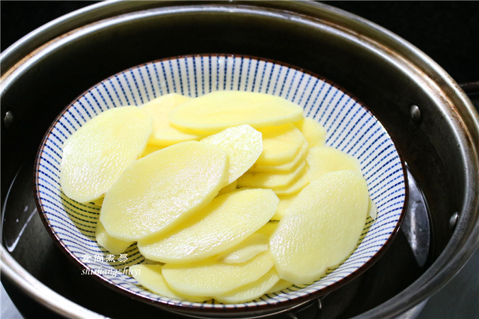 凤尾虾球,放入蒸锅中，大火蒸15分钟，用筷子能轻松压碎证明土豆已经软烂。