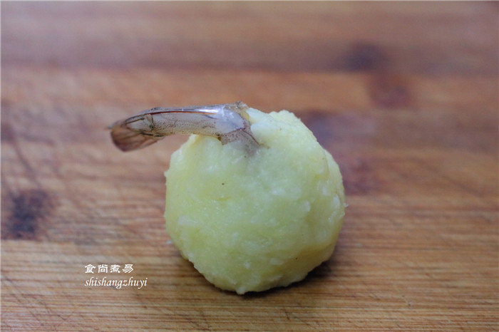 凤尾虾球,把腌制过的虾仁放进土豆泥里，包起来整理好。