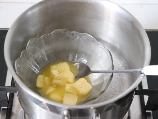 轻乳酪蛋糕（芝士蛋糕），醇香美味,黄油隔热水融化成液态。